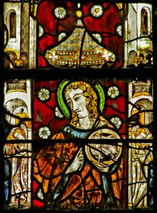 Vitrail représentant Saint (probablement Jean) et des anges musiciens dans les écoinçons